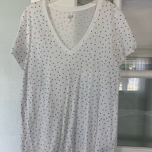 Gap Favorite T, V-neck, Size XL. White with black polka dots